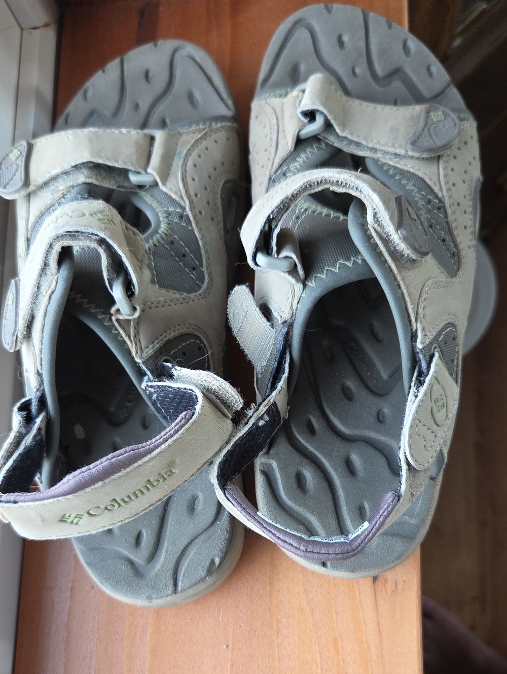 Columbia Beige and Gray Outdoor Hook-and-Loop Sandals Sz 8
